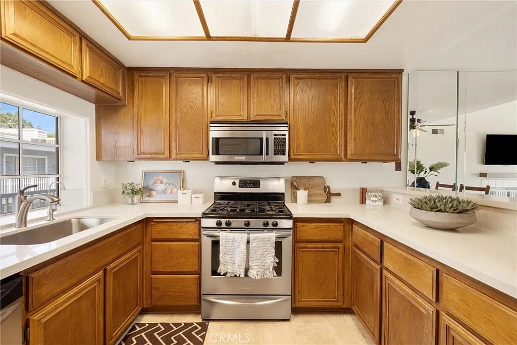 Top-Floor Harbor Gate Retreat — gallery photo 4