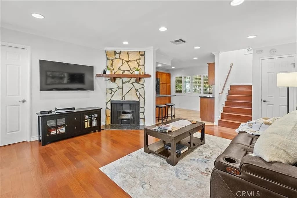 Just Listed: Bright South Bay 2-Bedroom Condo — gallery photo 3