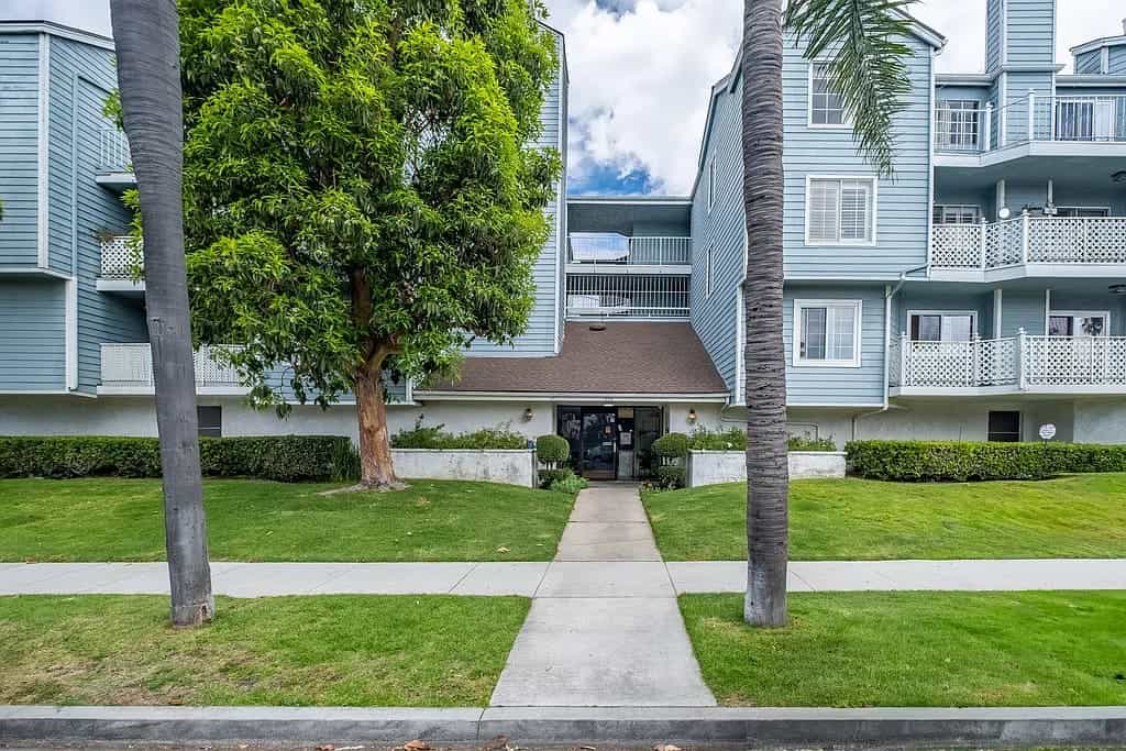 Just Sold: Beautiful 2-Bedroom Condo Near the Beach