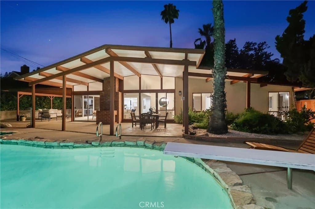 Just Sold: Iconic Berkus Mid-Century in Crestwood — exterior view
