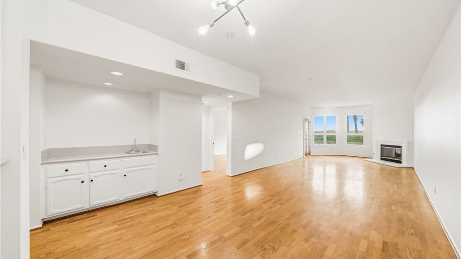 Spacious Signal Hill Condo with Sweeping Harbor Views — gallery photo 5