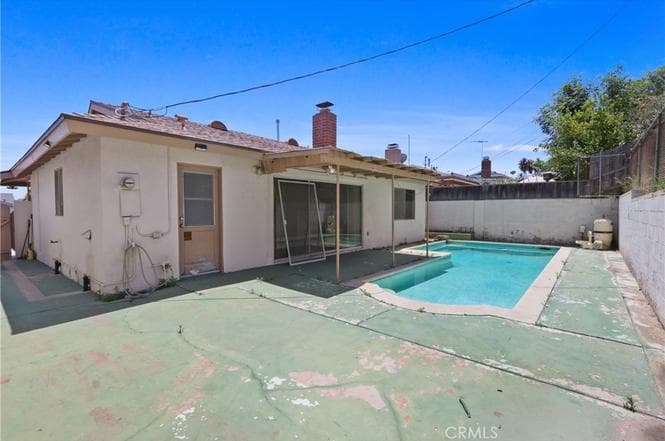 Just Sold: Taper School Area Pool Home Finds New Owner — gallery photo 5